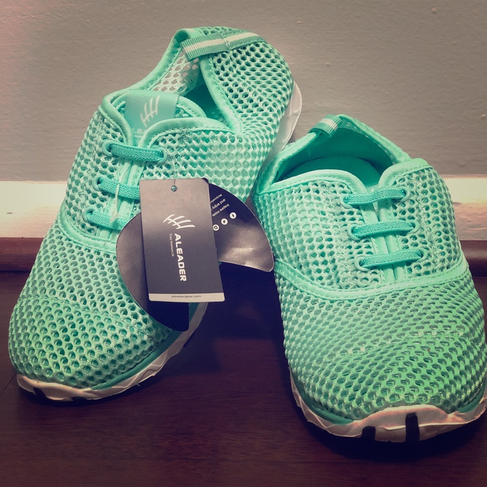 WOMANS ALEADER RUNNING SHOES
